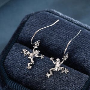 Små grodhängande örhängen i sterlingsilver, trädgrodörhängen, silver eller guld eller roséguld, inspirerade av regnskogsgrodan