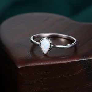 Ring med eldopaldroppar i sterlingsilver, US 5 - 8, 4 x 6 mm, ring med labbopalsten, ring med vit opal