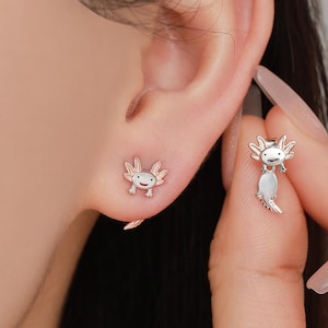 Brincos de axolote em formato de duas partes, em prata esterlina - Brincos de orelha de criatura marinha em prata - Brincos pequenos - Fofos, divertidos e excêntricos