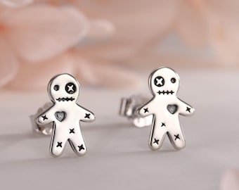 Brincos de boneca vodu em miniatura, em prata de lei, prata oxidada, ouro ou ouro rosa. Brincos assustadores e peculiares, perfeitos para o Halloween.