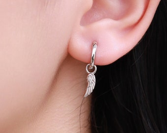 Tiny Angel Wing Huggie-oorbellen in sterlingzilver, vleugeloorbellen, vleugelveren bungelringen, vleugelhoepels, engelhoepels
