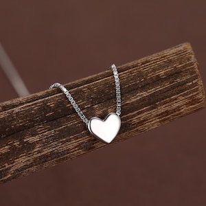 Minimalistische Herz Anhänger Halskette aus Sterling Silber, Gold und Rosegold. "Kleines Herz Halskette, ""Sweet and Cute""."