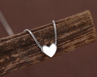 Collar minimalista con colgante de corazón en plata de ley, oro y oro rosa. Un pequeño collar de corazón, dulce y encantador.