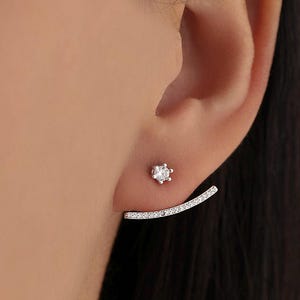 Pendientes de plata de ley con cristales brillantes, estilo trepador curvo.
