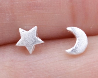 Par muy pequeño de plata de ley de aretes asimétricos de luna y estrella no coincidentes, joyas lindas y extravagantes, acabado texturizado