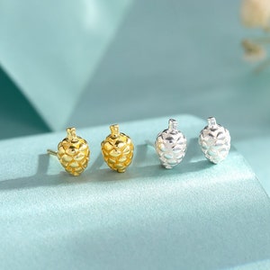 Puces d&#39;oreilles pomme de pin en argent sterling, argent ou or, petites puces d&#39;oreilles pomme de pin, inspiration nature, boucles d&#39;oreilles superposables