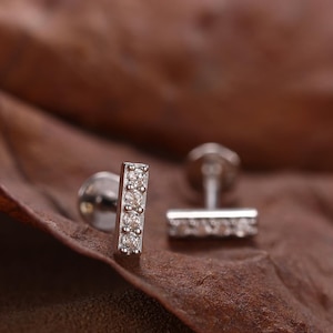 Orecchini a barretta extra piccoli con zirconi cubici, calibro 16, con filettatura interna e retro piatto, in argento sterling.