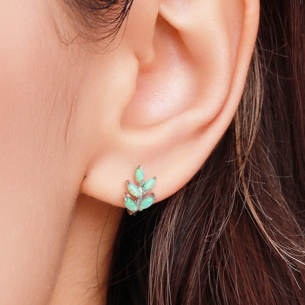 Boucles d'oreilles huggie feuille d'opale en argent sterling, argent ou or ou or rose, opale blanche marquise ou opale verte