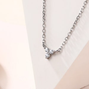 Extra kleine CZ Trio Anhänger Halskette aus Sterling Silber, erhältlich in klar CZ oder Grün CZ, Silber oder Gold,
