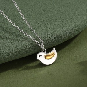 Collar con colgante de pájaro reyezuelo en plata de ley, inspirado en la naturaleza.