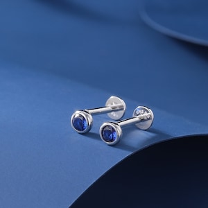 Orecchini con castone in CZ blu zaffiro e retro piatto filettato internamente in argento sterling, argento o oro
