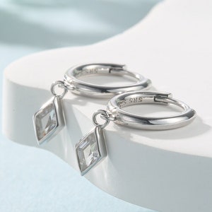 Orecchini a cerchio Huggie con zirconi trasparenti a forma di rombo molto piccoli in argento sterling, argento o oro, orecchini a cerchio con zirconi trasparenti a forma di aquilone, semplici e minimalisti.