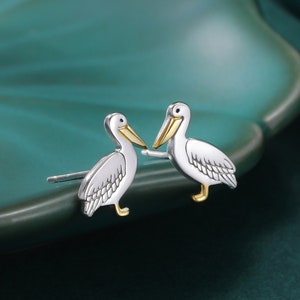 Pelikan Vogel Ohrstecker in Sterling Silber, teilweise vergoldet, Natur inspirierte Tier Ohrringe, Pelikan Ohrringe, Vogel Ohrringe