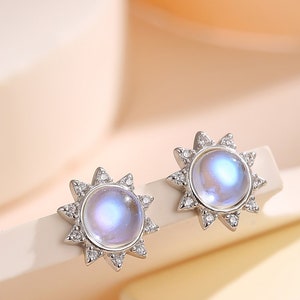 Mondstein und CZ Sonnen Ohrstecker in Sterling Silber, Silber oder Gold, Zarte Sonnen Ohrringe, Mondstein Ohrringe, Himmlische Ohrringe