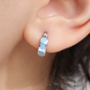 Sterling Silver Enamel Forget Me Not Thick Huggie Hoops, Tiny and Delicate, Dainty Dangle Blue Flower Earrings, Flower Hoops， Daisy Hoops