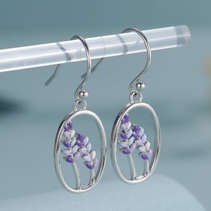 Sterling Silber Lavendel Tropfen Haken Ohrringe, Handbemalte Emaille Lavendel Ohrringe, Silber oder Gold, Lila Lavendel Ohrringe