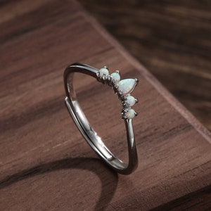 Bague chevron avec opale blanche en argent sterling, bague couronne d'opale de feu, bague en V diadème opale de laboratoire, taille réglable, anneau gigogne, alliance incurvée