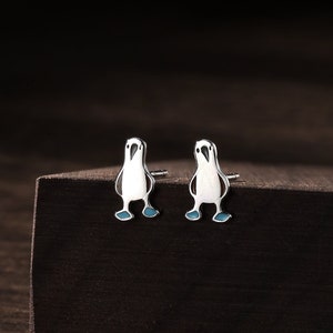 Pendientes de ave piquero de patas azules en plata de ley. Preciosos pendientes de ave piquero de patas azules. Joyas de pájaros divertidas y originales.
