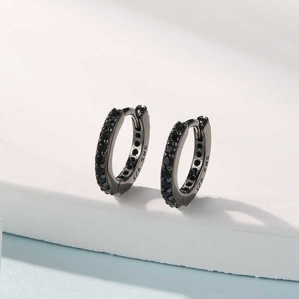 Black CZ Huggie Hoop en argent sterling, 6 mm ou 8 mm, cerceaux enduits de rhodium noir, boucles d’oreilles minimalistes simples, cerceaux noirs avec CZ noir