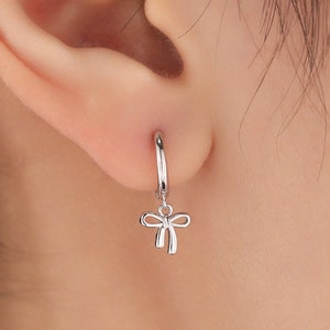 ピアス August Harmony 925silver The Ribbon Earring BMH1777 Ribbon Bow Huggie Hoop Earrings in Sterling Silver, Silver