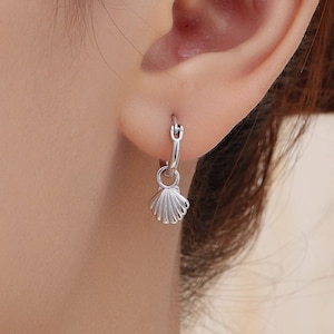 Brincos de argola Huggie com conchas de prata esterlina, prata ou ouro ou ouro rosa, brincos de oceano, brincos de conchas do mar,