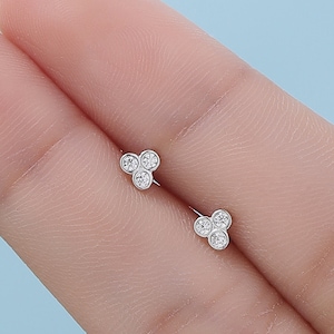 Trio de petites boucles d&#39;oreilles CZ en argent sterling, argent, or ou or rose, boucles d&#39;oreilles trois CZ, boucles d&#39;oreilles grappes CZ