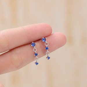 Pendientes colgantes con cadena de tres circonitas cúbicas de color azul zafiro en plata de ley, plata o oro, pendientes de cadena con tres circonitas cúbicas, pendientes colgantes con circonitas