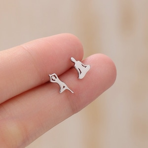 Pendientes de botón con posturas de yoga desiguales en plata de ley, en plata, oro u oro rosa. Pendientes asimétricos de yoga y pendientes de meditación de plata.