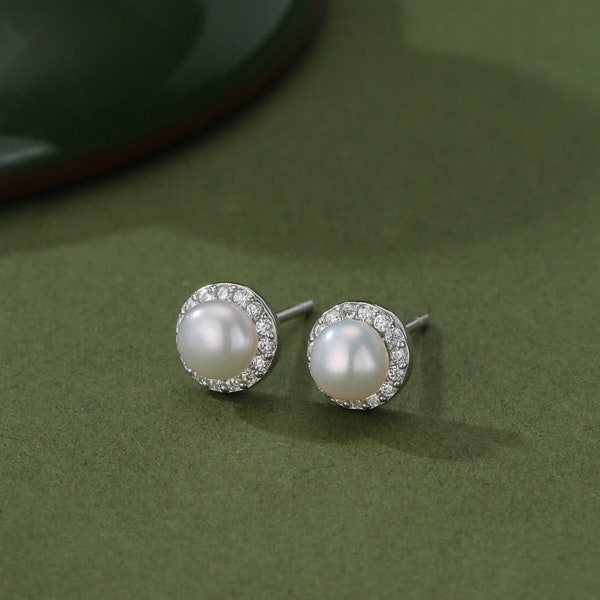 Puces d'oreilles en véritables perles d'eau douce CZ en argent sterling, délicates boucles d'oreilles halo CZ de perles de Keshi, véritables perles d'eau douce.