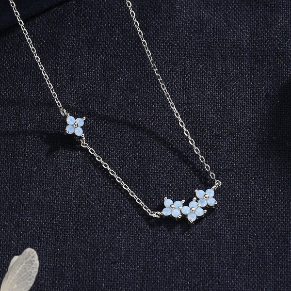 Collar con pequeño ramo de hortensias azules y circonitas en plata de ley, plata u oro, collar con pequeña flor de circonitas, collar con pequeña circonitas