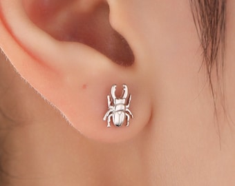 Tiny Stag Beetle Stud Oorbellen in Sterling Zilver, Zilver of Goud of Rose Goud, Kever Oorbellen, Bugs Oorbellen, Bugs Stud