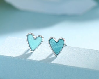 Pendientes de corazón esmaltados en azul agua en plata de ley. Delicados pendientes de corazón. Pequeños pendientes de corazón.