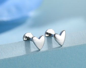 Pendientes pequeños con forma de corazón, de 16 g, con rosca interna y parte trasera plana, en plata de ley.
