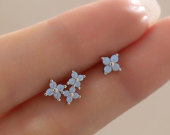 Pendientes asimétricos de ramo de flores de hortensia CZ Stud en plata de ley, plata, oro u oro rosa, pendientes de flores azules de ópalo no coincidentes