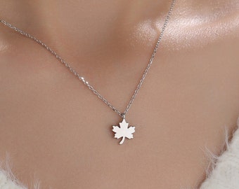 Collier avec pendentif petite feuille d'érable en argent sterling, collier en érable, collier en érable minuscule