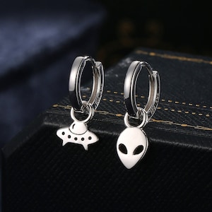 Aros de plata de ley desiguales con forma de OVNI y extraterrestre, en plata, oro u oro rosa. Pendientes de aro desmontables con forma de OVNI y extraterrestre, platillo volador.