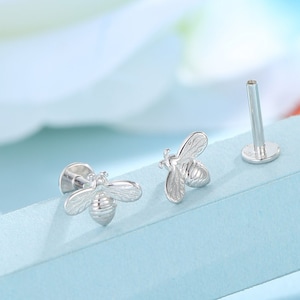 Pendientes pequeños de abejorro con rosca interna (barra) o de botón en plata de ley. Joyas para piercing. Pendientes de abeja.