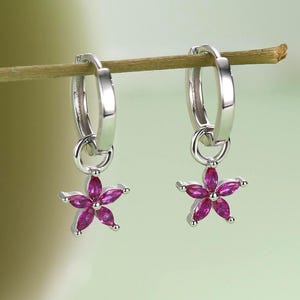 Robijnroze bloem CZ Huggie Hoop in sterlingzilver, zilver of goud, minimalistische eenvoudige hoepeloorbellen, afneembaar en verwisselbaar