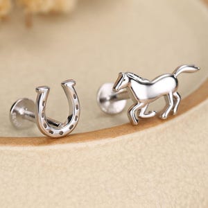 Örhängen i sterlingsilver med häst och hästsko, 16G, platta baksida