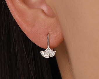 Pendientes colgantes con forma de hoja de ginkgo en plata de ley.