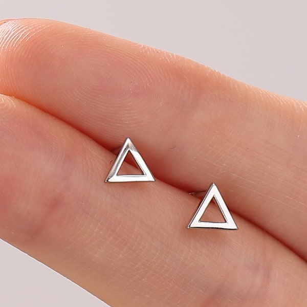 Boucles d’oreilles Tiny Open Triangle Stud en argent sterling, argent, or ou or rose, petites boucles d’oreilles triangle minimales, boucles d’oreilles empilables géométriques