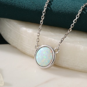 Sterlingzilveren witte opaal sierlijke munt hanger ketting - goud op sterlingzilver - delicate kristallen munt ketting