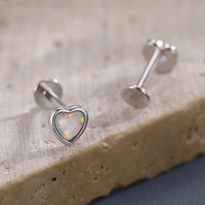 Weißer Opal Herz Flat Back / Screwback / Ohrstecker aus Sterling Silber, Lab Opal Herz Ohrringe, Herz Schraubohrringe, Feueropal