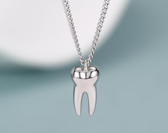 Collar con diente molar de plata de ley