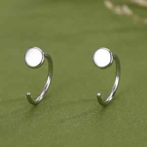 Aros de plata de ley con pequeños lunares, aros circulares, aros abiertos, aros de enhebrar y aros de medio aro.