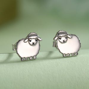 Schaf Ohrstecker aus Sterling Silber, flauschige Schaf Ohrringe, Natur inspiriert, Tierliebhaber