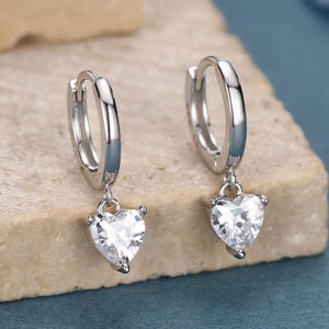 Pendientes de aro con forma de corazón y circonita cúbica en plata de ley, plata u oro, 8 mm de diámetro interior, pendientes apilables, aros con forma de corazón, piedra de nacimiento de abril.