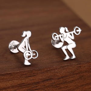 Örhängen i sterlingsilver med 16G omakablar i platt rygg och styrkelyft