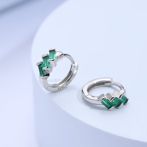 Boucles d'oreilles créoles géométriques Baguette CZ vert émeraude en argent sterling, argent ou or