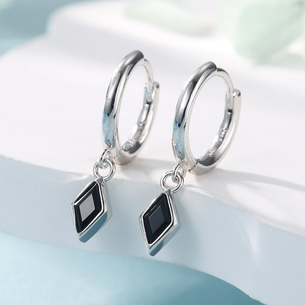 Brincos de argola minimalistas em formato de pipa com zircônias cúbicas pretas em ônix e minúsculos losangos, em prata de lei, prata ou ouro.